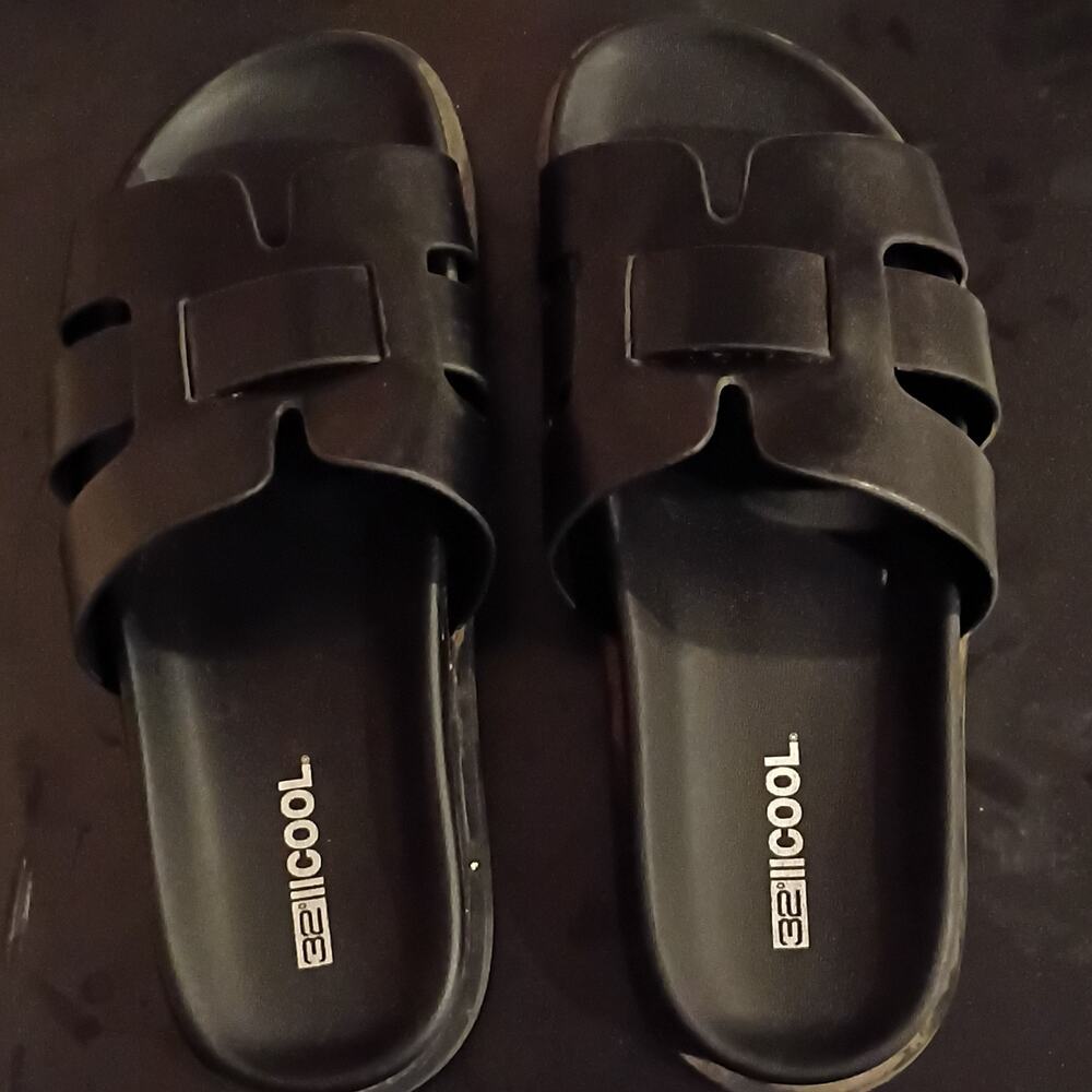 Cool Men's Black Faux Leather Slide Sandals Slip-On Logo Accent US 9 No Box